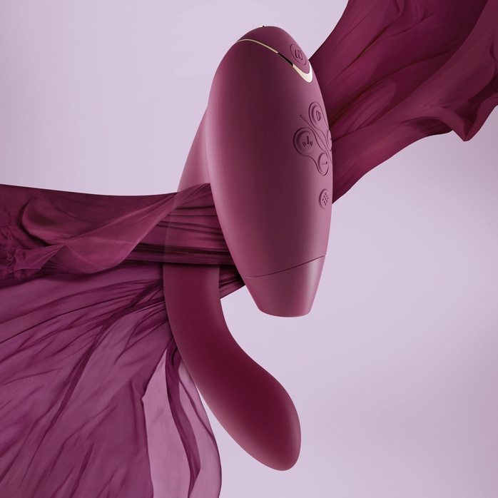 Бордовый стимулятор Womanizer DUO с вагинальным отростком. Фотография 9.