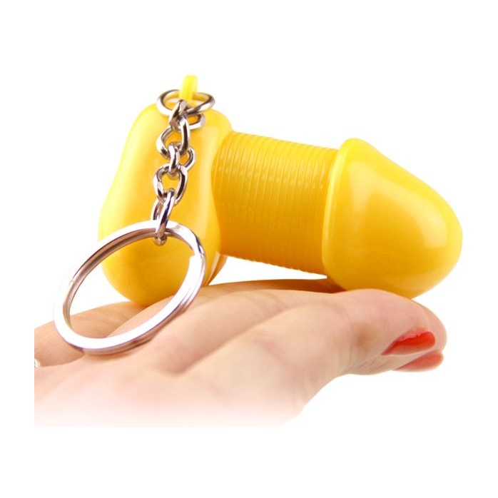 Желтый брелок для ключей в форме пениса. Фотография 3.