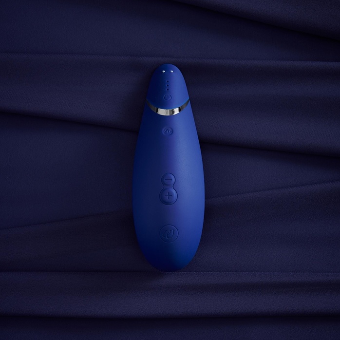 Синий бесконтактный клиторальный стимулятор Womanizer Premium. Фотография 7.