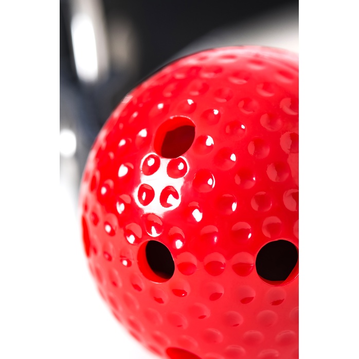 Красный кляп-шарик на черном регулируемом ремешке. Фотография 7.