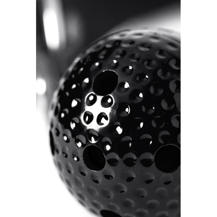 Черный кляп-шарик с отверстиями на регулируемом ремешке. Фотография 7.