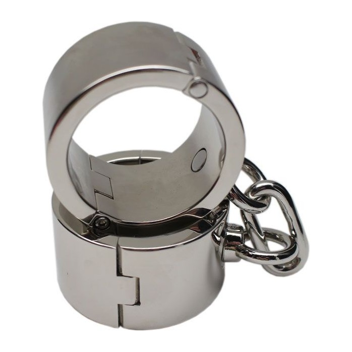 Серебристые металлические гладкие наручники