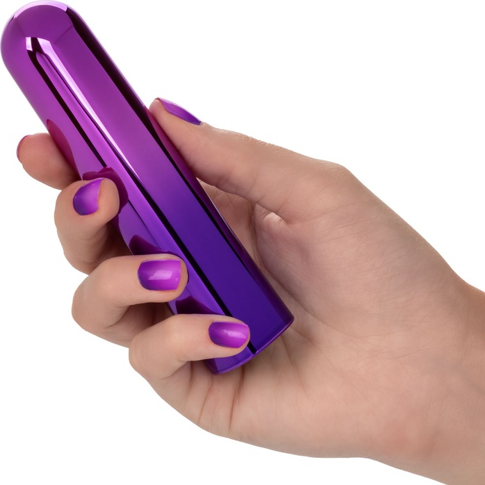 Фиолетовый гладкий мини-вибромассажер Glam Vibe - 9 см. Фотография 2.
