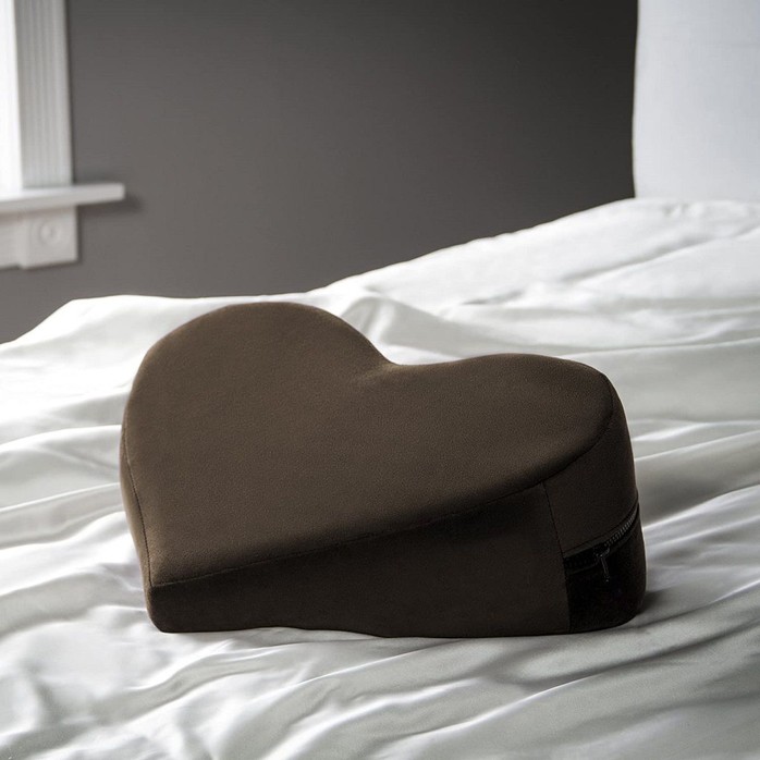 Кофейная подушка для любви Liberator Retail Heart Wedge. Фотография 2.