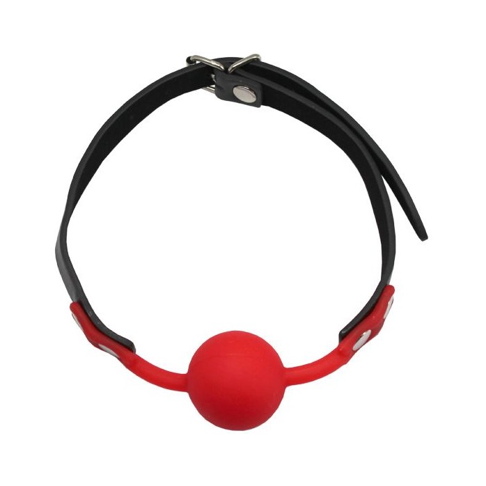 Красный силиконовый кляп-шарик с фиксацией на черных ремешках. Фотография 2.