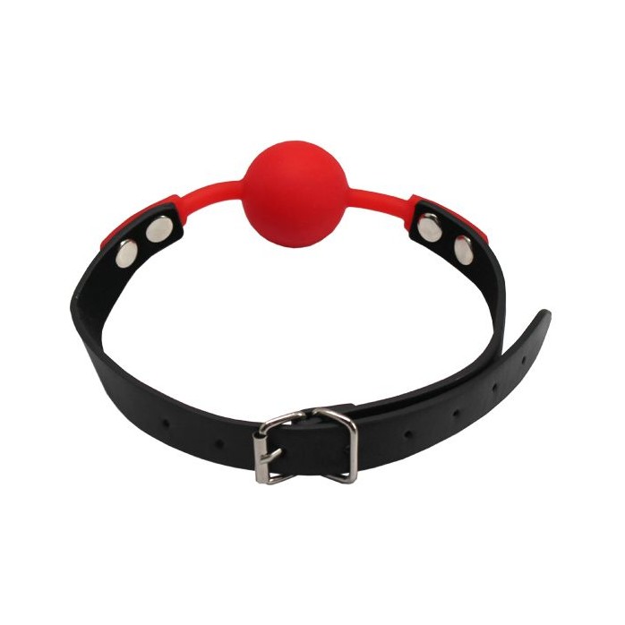 Красный силиконовый кляп-шарик с фиксацией на черных ремешках. Фотография 3.