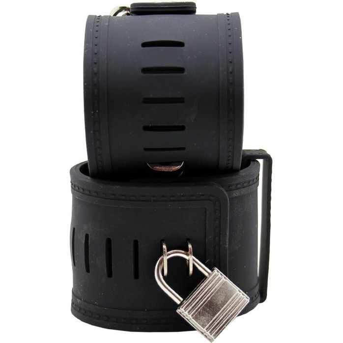Черные силиконовые наручники с фиксацией на карабинах. Фотография 2.