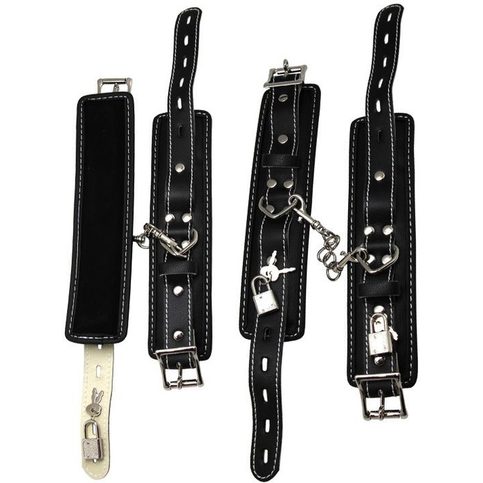 Черные регулируемые наручники с подкладом на карабинах. Фотография 4.