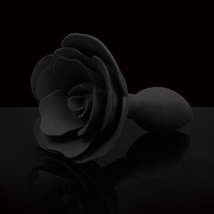 Черная гладкая анальная втулка-роза. Фотография 6.