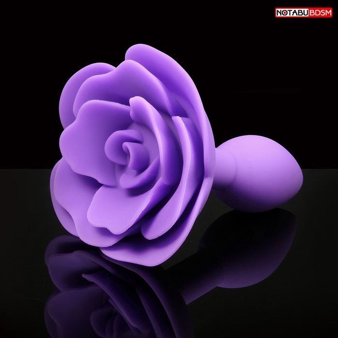 Фиолетовая гладкая анальная втулка-роза. Фотография 6.