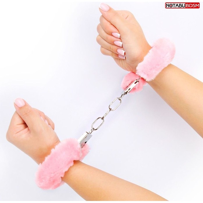 Металлические наручники с мягкой нежно-розовой опушкой. Фотография 3.