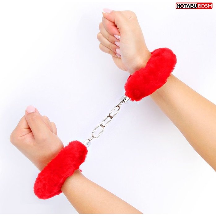 Красные меховые наручники на сцепке с ключиками - NOTABU. Фотография 4.