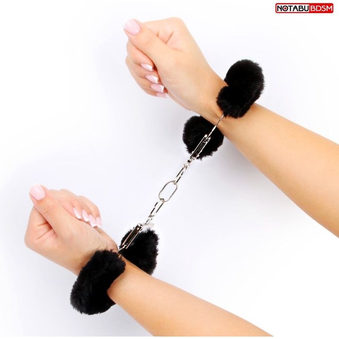 Черные меховые наручники на сцепке с ключиками - NOTABU. Фотография 4.