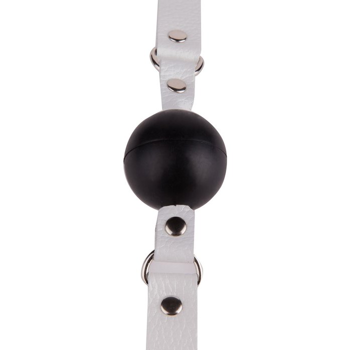 Черный кляп-шар на белых кожаных ремешках - BDSM accessories. Фотография 3.