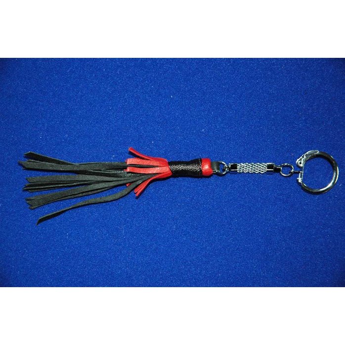 Чёрно-красный брелок для ключей в форме плёточки