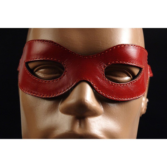 Красная лаковая маска на глаза Хищница. Фотография 2.