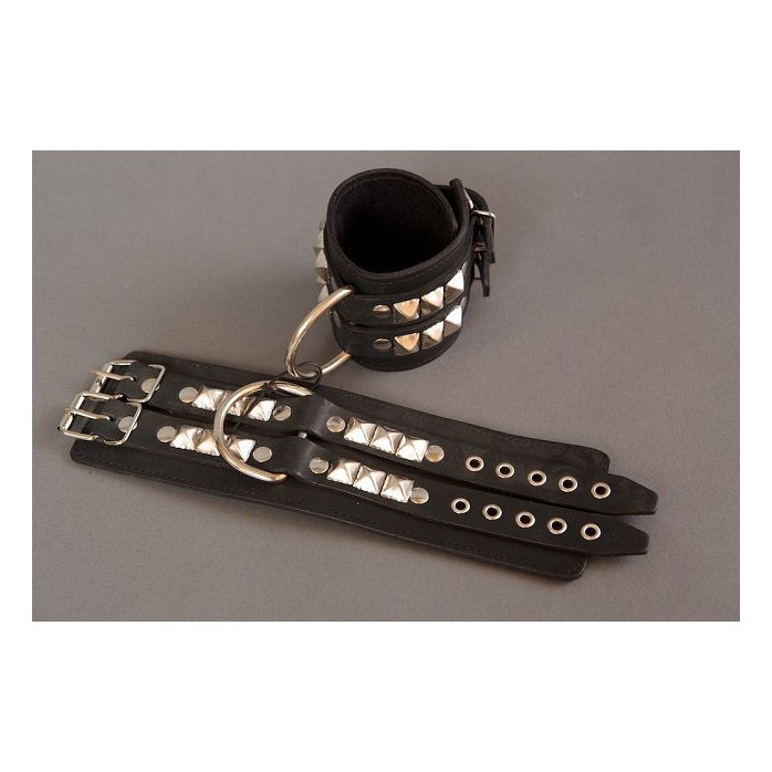 Широкие чёрные наручники с квадропуклями