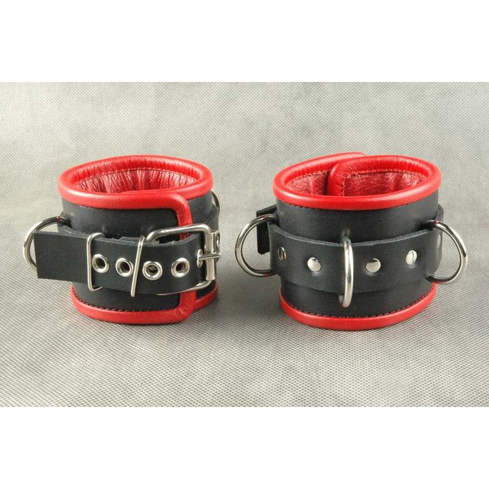 Чёрные обернутые наручники с 3 сварными D-кольцами и красным подкладом. Фотография 2.