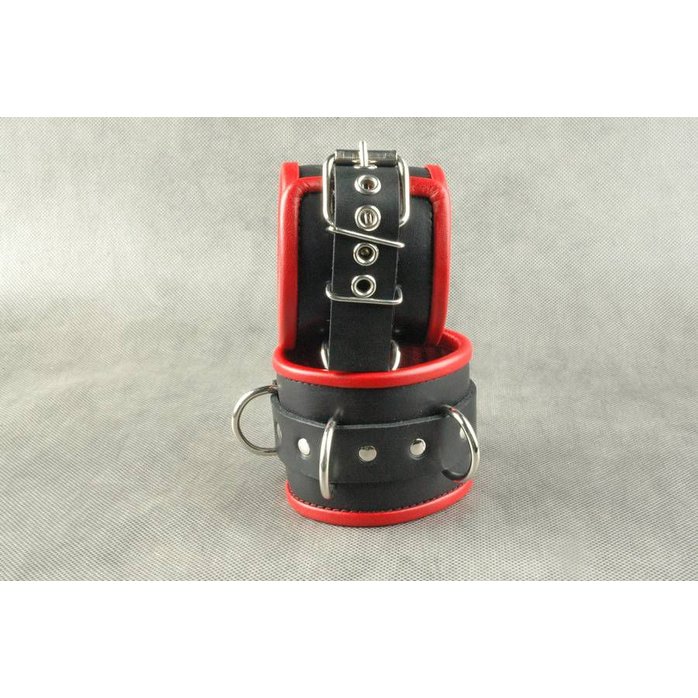 Чёрные обернутые наручники с 3 сварными D-кольцами и красным подкладом. Фотография 3.