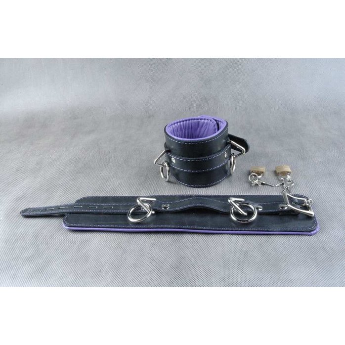 Кожаные подвёрнутые наручники с фиолетовой подкладкой. Фотография 2.