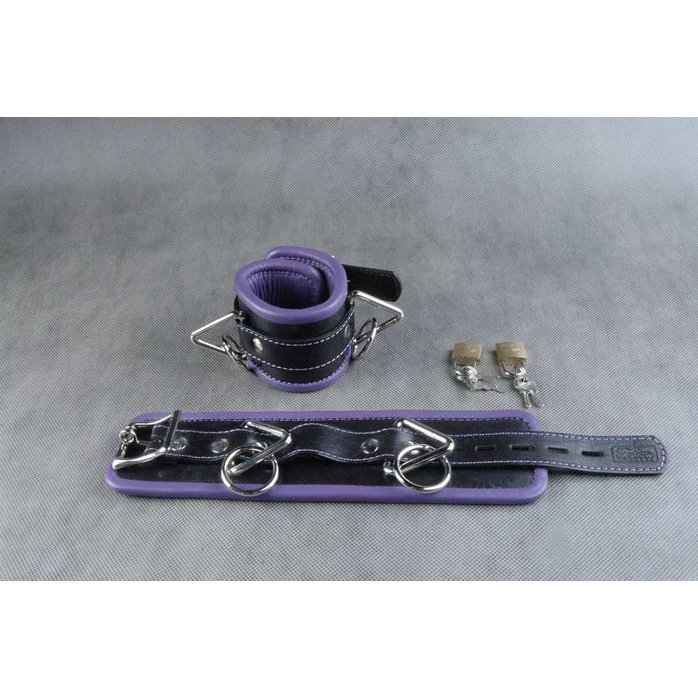 Подвёрнутые кожаные наручники с фиолетовым подкладом. Фотография 2.