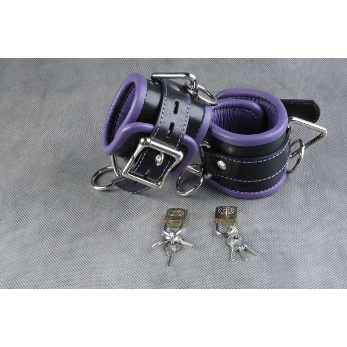 Подвёрнутые кожаные наручники с фиолетовым подкладом. Фотография 3.