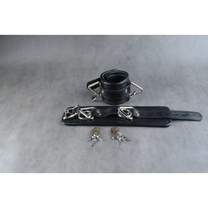 Чёрные подвёрнутые наручники из кожи. Фотография 2.