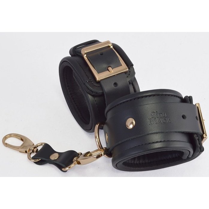 Черные кожаные наручники с золотистыми пряжками и карабином - BDSM accessories