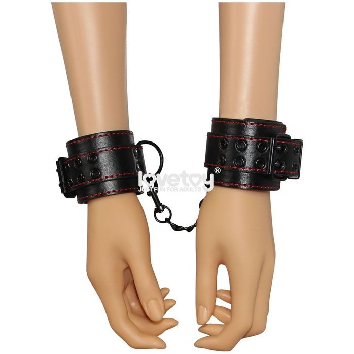 Черные наручники Bondage Fetish Pleasure Handcuffs с контрастной строчкой. Фотография 5.