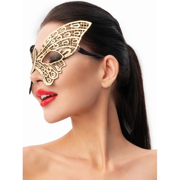 Золотистая женская карнавальная маска в форме бабочки - 963-ХХ - Карнавальные маски. Фотография 2.