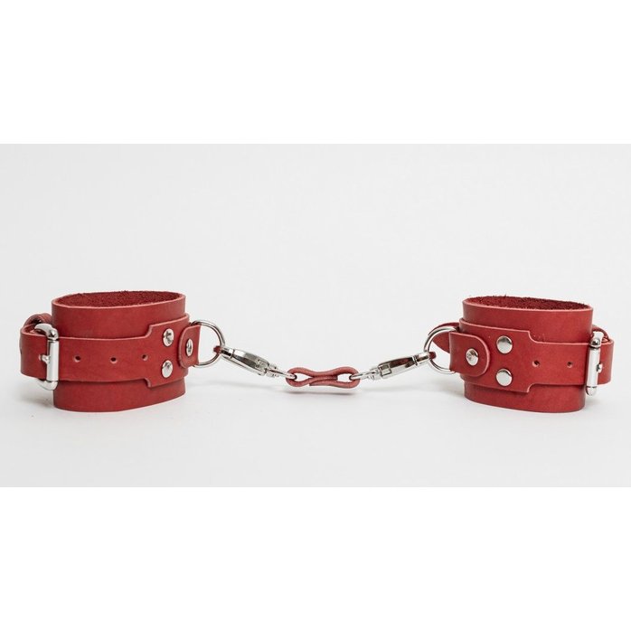 Красные кожаные наручники с соединительным ремешком. Фотография 2.