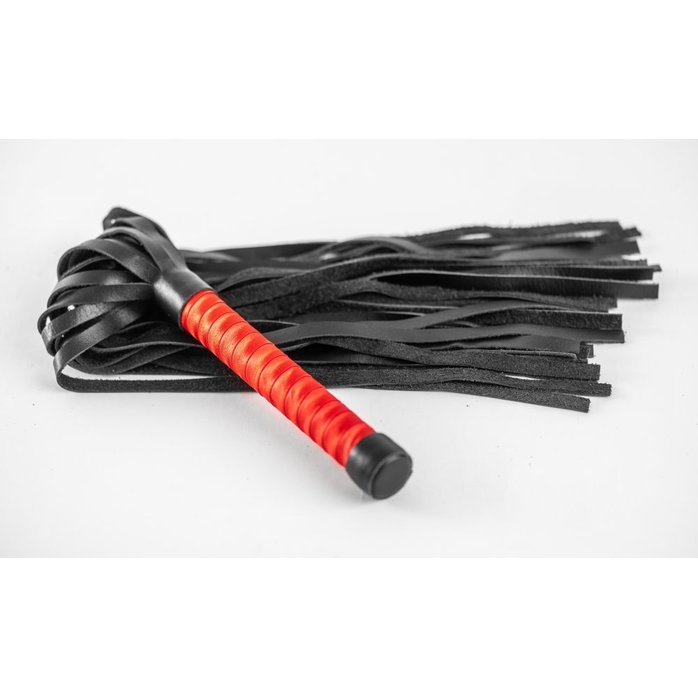Черная кожаная плеть с красной ручкой - 50 см - Romantic Arsenal. Фотография 9.