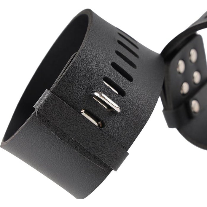 Черные гладкие наручники с металлическими вставками. Фотография 2.