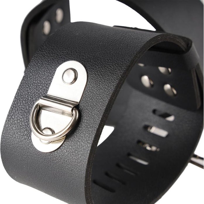 Черные гладкие наручники с металлическими вставками. Фотография 4.