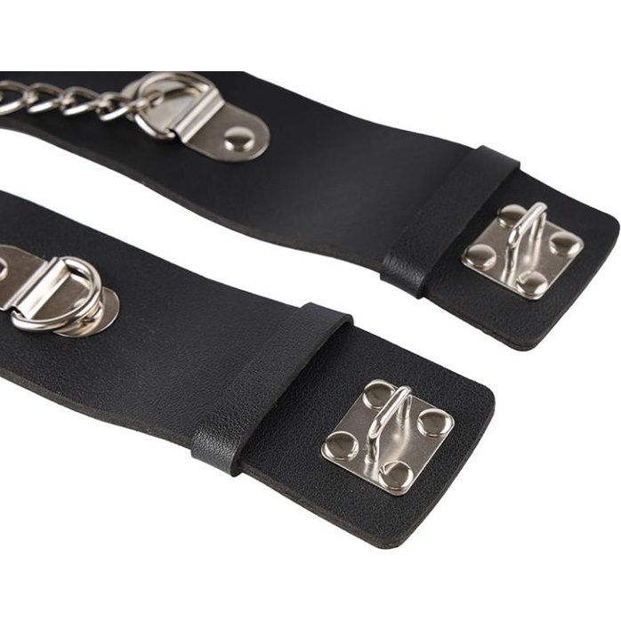 Черные гладкие наручники с металлическими вставками. Фотография 6.