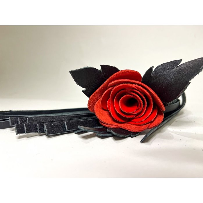 Черная кожаная плеть с красной лаковой розой в рукояти - 40 см. Фотография 5.