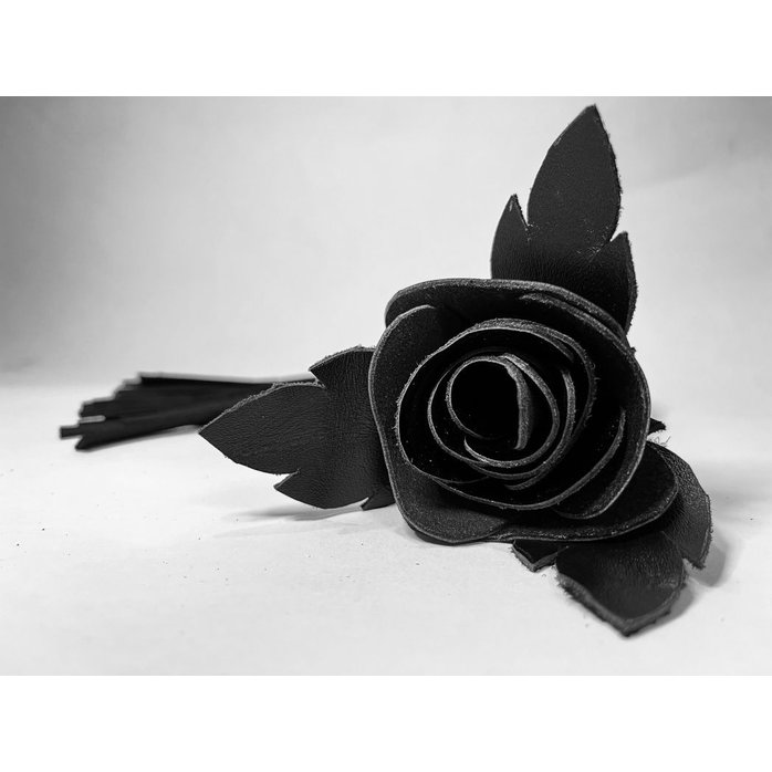 Черная замшевая плеть с лаковой розой в рукояти - 40 см. Фотография 3.