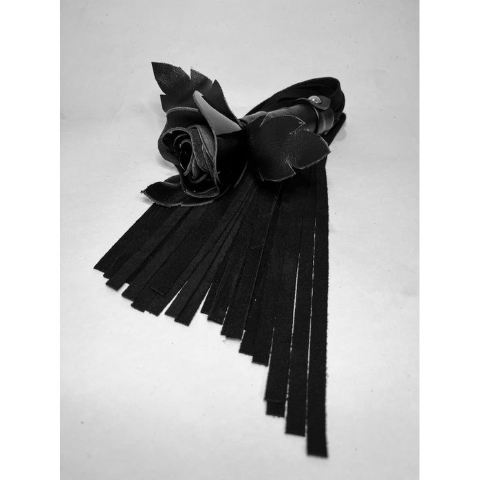 Черная замшевая плеть с лаковой розой в рукояти - 40 см. Фотография 7.