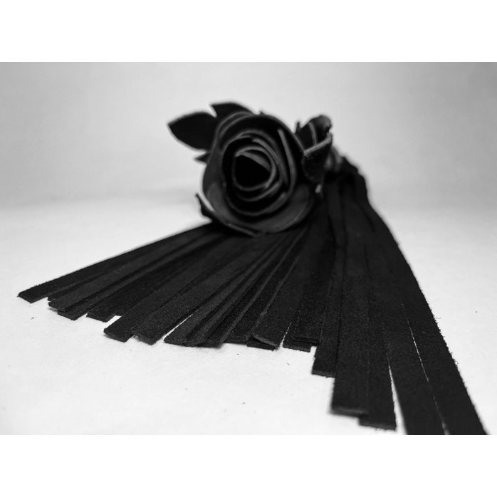 Черная замшевая плеть с лаковой розой в рукояти - 40 см
