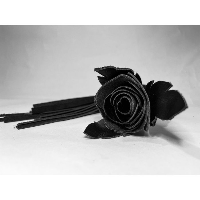 Черная кожаная плеть с лаковой розой в рукояти - 40 см. Фотография 3.