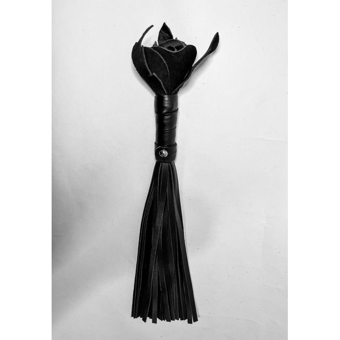 Черная кожаная плеть с розой в рукояти - 40 см. Фотография 5.