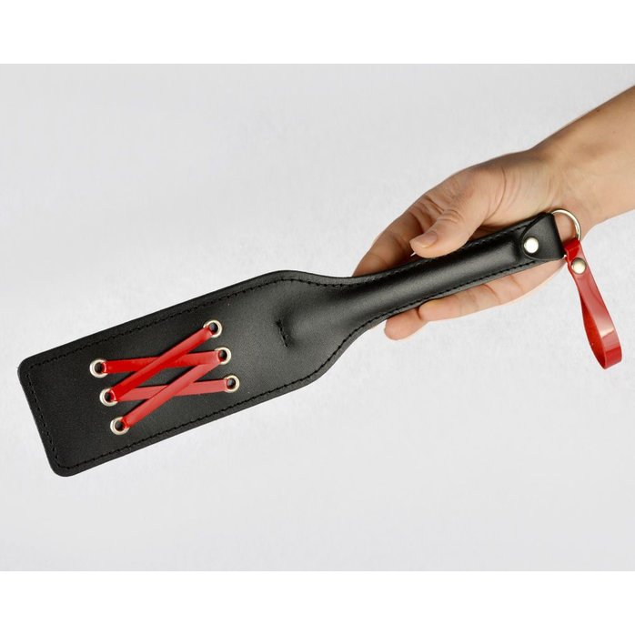 Черная кожаная шлепалка с красными лаковыми лентами - BDSM accessories