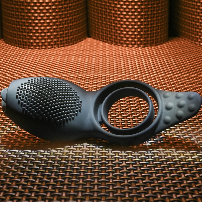 Черное эрекционное кольцо со стимулятором клитора Mr. Flicker. Фотография 18.