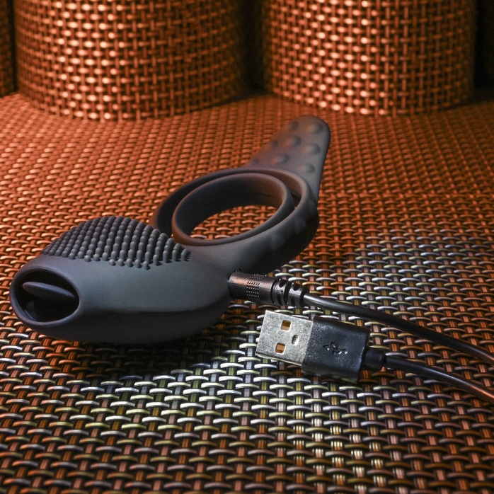 Черное эрекционное кольцо со стимулятором клитора Mr. Flicker. Фотография 20.