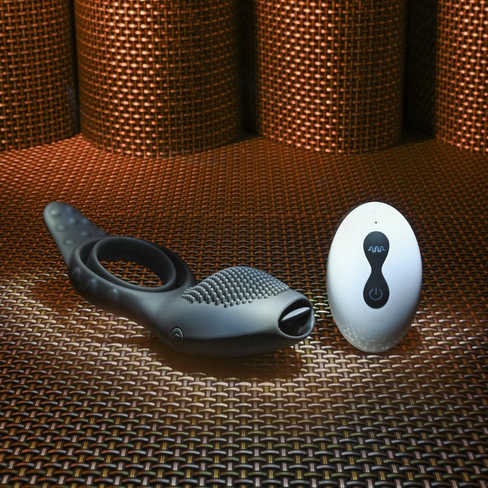 Черное эрекционное кольцо со стимулятором клитора Mr. Flicker. Фотография 21.