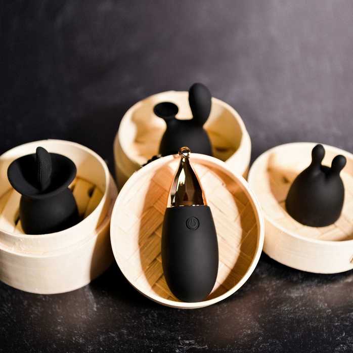 Черное виброяйцо с 3 сменными насадками и пультом ДУ Egg-Citement. Фотография 10.