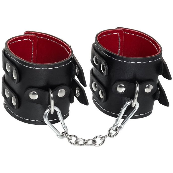 Черные наручники с двумя ремнями и красной подкладкой. Фотография 4.
