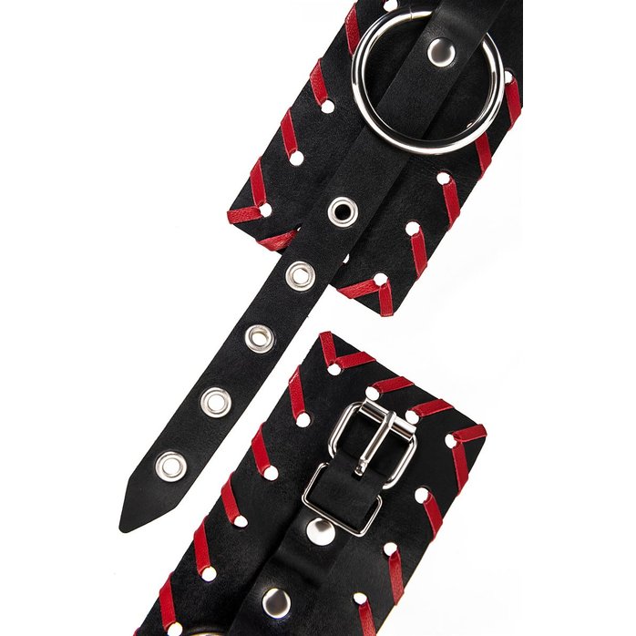 Черные наручники с красной окантовкой. Фотография 6.