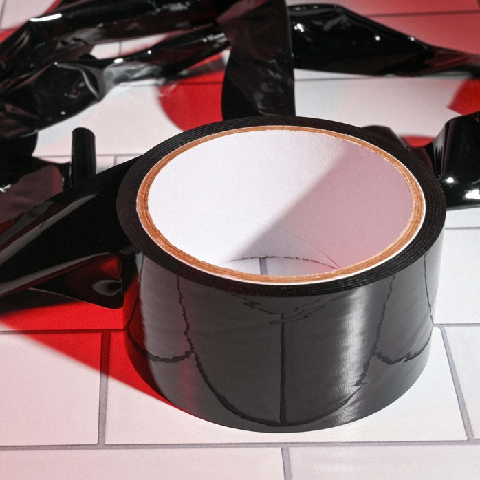 Черная лента для бондажа Black Bondage Tape - 20 м. Фотография 11.