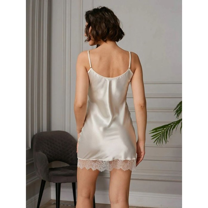 Короткая сорочка на узких бретелях из искусственного шелка. Фотография 16.